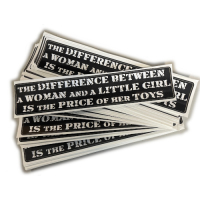 Autocollant "The Difference Between a Woman and a Little Girl is the Price of Her Toys". Texte en Anglais. A l'unité.