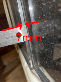 Lécheurs verticaux entre vitre fixe et vitre coulissante des portes avant pour Renault Estafette. Pour les 2 portes. Pour Profil de Serrage en U Epaisseur 7mm. – Image 3
